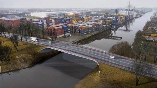 Bouwer van nul-op-de-meter-brug sleept gemeente Hengelo voor rechter