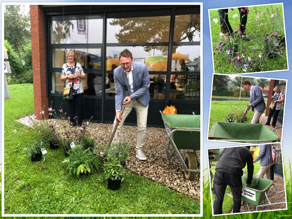 Claudio Bruggink, wethouder duurzaamheid van de gemeente Hengelo, zet de eerste schep voor de vergroening van het bedrijventerrein Twentekanaal.